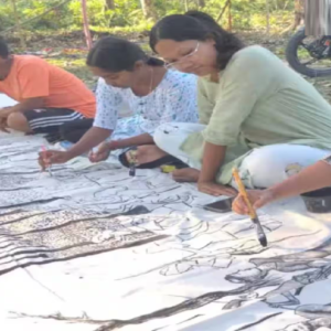 ডিজিটাল যুগকেও হার মানাচ্ছে রাভাদের হাতের জাদু! কাঠকয়লা আর চুনে তৈরি ফ্লেক্স দেখতে চিলাপাতায় পর্যটকদের ভিড়