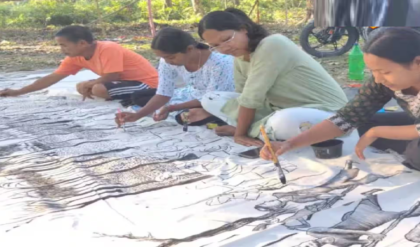 ডিজিটাল যুগকেও হার মানাচ্ছে রাভাদের হাতের জাদু! কাঠকয়লা আর চুনে তৈরি ফ্লেক্স দেখতে চিলাপাতায় পর্যটকদের ভিড়