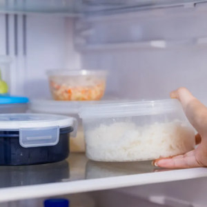 বাসি ভাত খাচ্ছেন? অজান্তেই শরীরে ঢুকছে বিষ! ফ্রিজে রাখার আগে এই নিয়ম না মানলে বিপদ