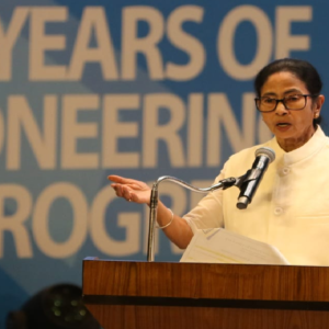 ১০০ দিনের কাজ থেকে বাদ গান্ধিজির নাম! শিল্প সম্মেলনের মঞ্চে কেন্দ্রকে তুলোধোনা মমতার