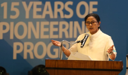 ১০০ দিনের কাজ থেকে বাদ গান্ধিজির নাম! শিল্প সম্মেলনের মঞ্চে কেন্দ্রকে তুলোধোনা মমতার