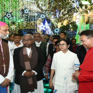 পার্ক স্ট্রিটে বড়দিনের আলোর রোশনাই, নেপালি ভাষায় শুভেচ্ছা জানিয়ে সম্প্রীতির বার্তা মমতার