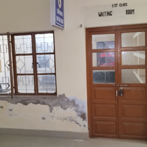 রেল স্টেশনে ‘তালা’ রাজ! কনকনে ঠান্ডায় প্ল্যাটফর্মে রাত কাটছে যাত্রীদের, কাঠগড়ায় বুনিয়াদপুরের স্টেশন মাস্টার