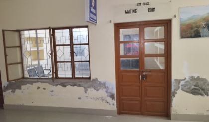 রেল স্টেশনে ‘তালা’ রাজ! কনকনে ঠান্ডায় প্ল্যাটফর্মে রাত কাটছে যাত্রীদের, কাঠগড়ায় বুনিয়াদপুরের স্টেশন মাস্টার