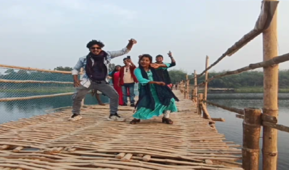বাঁশের ব্রিজে উদ্দাম নাচ! রিলস বানানোর নেশায় বন্ধ হলো যাতায়াত, চরম বিপাকে নিত্যযাত্রীরা