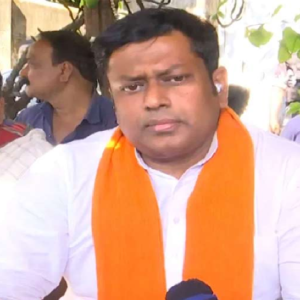 “ইটের জবাব পাথরে দিন, দিদিকে এবার অবসরে পাঠাব!” তাহেরপুরে মোদীর মঞ্চ থেকে হুঙ্কার সুকান্তর