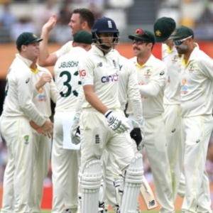 অ্যাশেজে জয়ের দোরগোড়ায় অজিরা, ট্র্যাভিস হেডের ১৭০ রানে কুপোকাত ইংল্যান্ড; কামিন্সদের দরকার মাত্র ৪ উইকেট