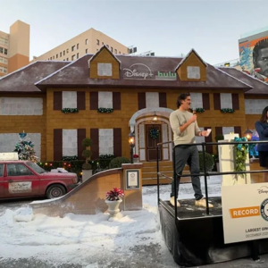 ৩ হাজার কেজি ময়দা আর ৬৬০০ ডিম! ‘হোম অ্যালোন’-এর সেই আইকনিক বাড়ি এখন খাওয়ার যোগ্য?