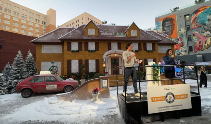 ৩ হাজার কেজি ময়দা আর ৬৬০০ ডিম! ‘হোম অ্যালোন’-এর সেই আইকনিক বাড়ি এখন খাওয়ার যোগ্য?