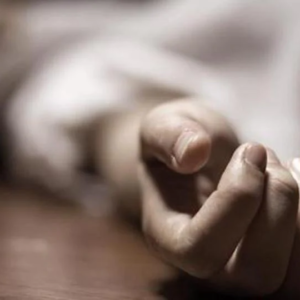 মোবাইল ঘাঁটার জেরে মায়ের বকুনি, অভিমানে বিষ খেয়ে আত্মঘাতী দশম শ্রেণির ছাত্রী