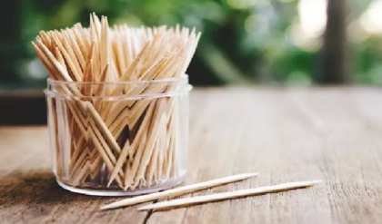 টুথপিক ব্যবহারে গুরুতর বিপদ! জেনে নিন দাঁতের ফাঁক বড় হওয়া থেকে সংক্রমণ, কী কী ক্ষতি হতে পারে