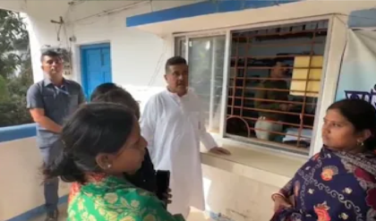 মাঝরাতে সাদা পোশাকে হানা? বিজেপি কর্মীকে গ্রেফতার ঘিরে উত্তপ্ত নন্দীগ্রাম, পুলিশের সঙ্গে শুভেন্দুর তুমুল বাগবিতণ্ডা।