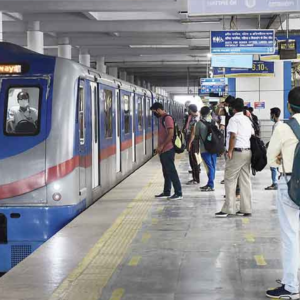 হঠাৎ লাগল ইমার্জেন্সি ব্রেক, টানেলে আটকে পড়ল ট্রেন! ছুটির দিনে মেট্রোয় চরম ভোগান্তি, ক্ষুব্ধ সাধারণ মানুষ!