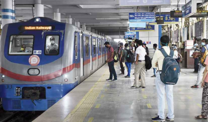 হঠাৎ লাগল ইমার্জেন্সি ব্রেক, টানেলে আটকে পড়ল ট্রেন! ছুটির দিনে মেট্রোয় চরম ভোগান্তি, ক্ষুব্ধ সাধারণ মানুষ!