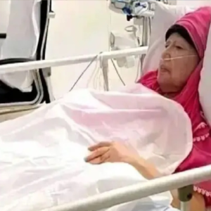 “অত্যন্ত সঙ্কটজনক খালেদা জিয়া!” ভেন্টিলেটর সাপোর্টে প্রাক্তন প্রধানমন্ত্রী, দেশবাসীর কাছে দোয়ার আর্জি চিকিৎসকদের!