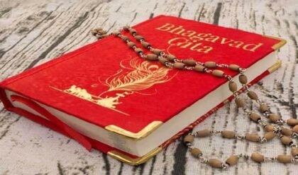 চুরি করেও গীতার পাতায় ৫০ টাকার নোট! চোরদের ‘মহানুভবতা’য় অবাক দোকানদার