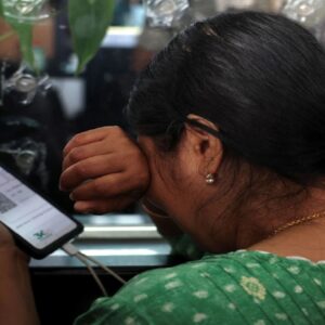 কাঁদছেন যাত্রীরা, বরকে ছাড়াই বিয়ে! IndiGo বিপর্যয়ে দেশজুড়ে বিমানবন্দর ‘কবরখানা’, কেন এই ভয়াবহ সঙ্কট?