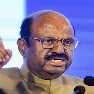 এসআইআর বিতর্কের মাঝে নতুন জল্পনা, বাংলা ভালোবাসলেও পশ্চিমবঙ্গের ভোটার হতে চাইছেন না রাজ্যপাল সিভি আনন্দ বোস