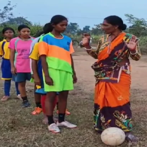 শাড়িতেই কোচিং! নিজের অধরা স্বপ্ন পূরণে আদিবাসী মেয়েদের বিনামূল্যে ফুটবলের তালিম দিচ্ছেন বাঁকুড়ার ভারতী মুদি