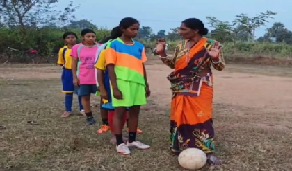 শাড়িতেই কোচিং! নিজের অধরা স্বপ্ন পূরণে আদিবাসী মেয়েদের বিনামূল্যে ফুটবলের তালিম দিচ্ছেন বাঁকুড়ার ভারতী মুদি