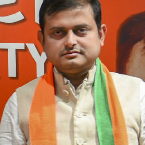 শিক্ষামন্ত্রীর বিরুদ্ধে টাকা তোলার বিস্ফোরক অভিযোগ! যাদবপুর VC-অধ্যাপকের অডিয়ো ক্লিপ প্রকাশ করে সরব বিজেপি