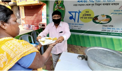 অভিনব উদ্যোগ ভদ্রেশ্বর পুরসভার, ১ কেজি প্লাস্টিক দিন, ফ্রিতে পান ২টি ডিম-ভাত!