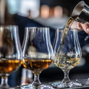 সামাজিক সংস্কারের পথে সৌদি আরব- মাসিক ৫০,০০০ রিয়াল আয়কারী অ-মুসলিম প্রবাসীদের জন্য অ্যালকোহল কেনার অনুমতি