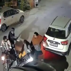 OMG! স্কুটি থামিয়ে ডাকাতদের সঙ্গে হাতাহাতি, সাহস দেখে কুর্নিশ জানাচ্ছে নেটপাড়া!