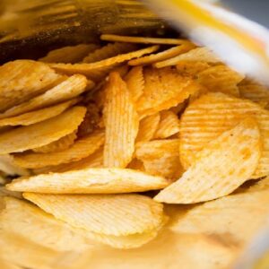 চিপসের প্যাকেটে চিপসের চেয়ে বাতাস বেশি থাকে কেন? এর আসল কারণ জানলে চমকে যাবেন