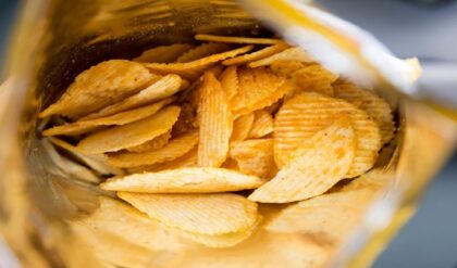 চিপসের প্যাকেটে চিপসের চেয়ে বাতাস বেশি থাকে কেন? এর আসল কারণ জানলে চমকে যাবেন