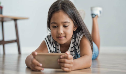 মোবাইল ফোনের ‘নেশা’ বাড়াচ্ছে আত্মহত্যার ঝুঁকি! সন্তানদের স্ক্রিন টাইম ৫ ঘণ্টার বেশি হলেই চরম বিপদ, সতর্ক করছেন গবেষকরা