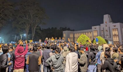 “তুমি কে আমি কে, হাদি হাদি!” স্লোগানে কাঁপছে শাহবাগ, বাংলাদশে—প্রায় সবই ধ্বংসস্তূপ!