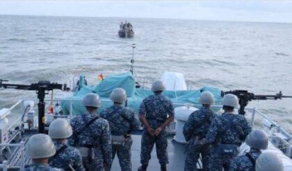 বঙ্গোপসাগরে যুদ্ধের মেঘ? ভারতীয় ট্রলারে বাংলাদেশের নৌবাহিনীর জাহাজ ‘ধাক্কা’, নিখোঁজ ৫ মৎস্যজীবী!