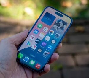 স্ত্রীর কে দামি উপহার দিতেই মোবাইল ছিনতাই! বিবাহবার্ষিকীর আগে ঘটে গেলো যে কান্ড?