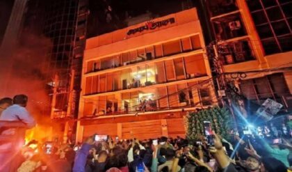 ‘মাথা নত করব না’, পুড়ে ছাই অফিস, লুট হল ১৫০ কম্পিউটার; ধ্বংসলীলার পর হুঙ্কার ডেইলি স্টারের!