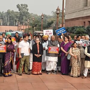 SIR ইস্যুতে তুমুল হট্টগোল, স্লোগান উঠল ‘ভোট চোর, গদি ছোড়’! বিরোধীদেড় বিক্ষোভ