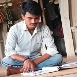 বই-খাতা নয়, মানবসেবাই তার নেশা! উচ্চমাধ্যমিক পরীক্ষার্থী দেবাশীষ রায়ের মানবিক উদ্যোগ, পাশে দাঁড়ালেন শিক্ষক ও বন্ধুরা।