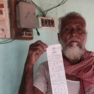 নদীগর্ভে তলিয়ে যাওয়া বাড়ির BPL মিটারে বিল প্রায় ৩ লাখ! পশ্চিম মেদিনীপুরের দিনমজুর বৃদ্ধের মাথায় হাত, বিদ্যুৎ দফতরের দ্বারস্থ।