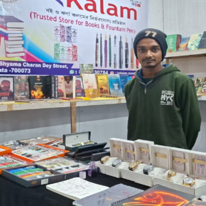 শিলিগুড়ি বইমেলায় ‘স্মৃতির দোকান’! দোয়াত-কলম আর বাংলা হরফের হাতঘড়ি নিয়ে কলেজ স্ট্রিট থেকে এসে নজর কাড়লেন অভিজিৎ বসাক।