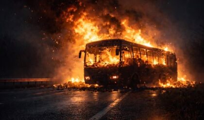 লরির ধাক্কায় দাউদাউ জ্বলল বাস, মৃত ১৭ যাত্রী ২. রক্তাক্ত বড়দিন