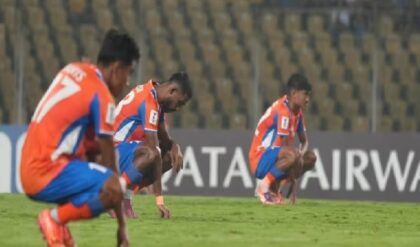 মাঠে বসেই বিদ্রোহ! নজিরবিহীন প্রতিবাদ গোয়ার ফুটবলারদের, কেন থমকাল খেলা?