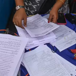 SIR-এ রেকর্ড সংখ্যক নাম বাদ পড়ার আশঙ্কা, সাড়ে ৫৮ লক্ষ ভোটারের তথ্য যাচাই করবে নির্বাচন কমিশন