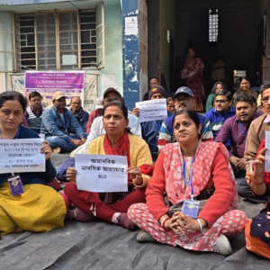 অতিরিক্ত কাজের চাপ ও ‘মানসিক অত্যাচার’, আর কাজ করবেন না, দাবি তুলে সালানপুর BDO অফিসের বাইরে BLO-দের বিক্ষোভ