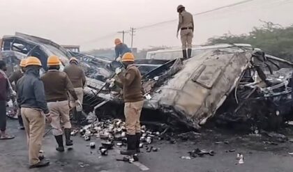 “যন্ত্রণায় কাতরাচ্ছেন রক্তাক্ত যাত্রীরা”-জানলা দিয়ে ছেলেকে ছুড়ে প্রাণ বাঁচালেন বাবা!