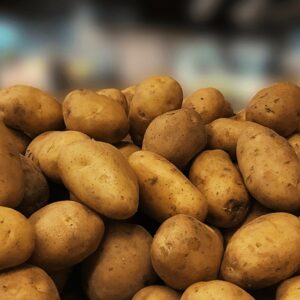 আলুর বাজারে ধস! ক্রেতাদের মুখে হাসি ফুটলেও মাথায় হাত ব্যবসায়ীদের