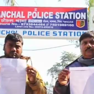 সরকারি শৌচালয় ভেঙে জমি দখলের অভিযোগ পঞ্চায়েত সদস্যার স্বামীর বিরুদ্ধে! প্রতিবাদ করায় হাঁসুয়ার কোপে জখম ২, উত্তেজনা মালদহের চাঁচলে