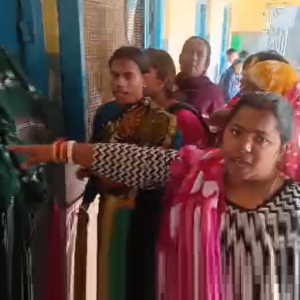 হাওড়ার দাসনগরে মিড ডে মিল বিতর্কে চরম উত্তেজনা! রান্না না করে পড়ুয়াদের বিস্কুট দেওয়ায় প্রধান শিক্ষিকাকে ঘেরাও