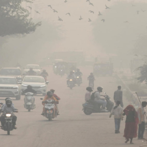 দিল্লি শ্বাসরুদ্ধ, কুয়াশা নয়, বিষাক্ত ধোঁয়াশার চাদরে ঢাকা রাজধানী, AQI ‘অতি গুরুতর’ পর্যায়ে; নামলো GRAP-4, বন্ধ নির্মাণ কাজ ও স্কুল