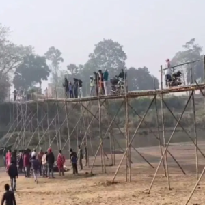 পাকা সেতুর দাবিতে দীর্ঘদিনের আবেদন সত্ত্বেও মেলেনি সাড়া, নড়বড়ে বাঁশের সাঁকো থেকে নদীতে পড়ে মর্মান্তিক মৃত্যু বাবার