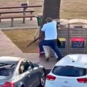 বন্ডি বিচে বন্দুকবাজের হামলা, প্রাণের ঝুঁকি নিয়ে আততায়ীর বন্দুক কেড়ে নিলেন আহমেদ আল আহমেদ, প্রশংসায় ভাসছেন ফল বিক্রেতা